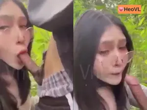 đi dã ngoại tiện làm tình cô bạn gái ở trong rừng