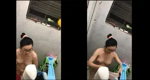 Quay lén nữ học sinh gần nhà tắm