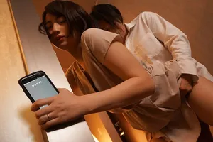 Người vợ đi họp lớp rồi xoạc với nyc mặc cho anh xã ở nhà chờ