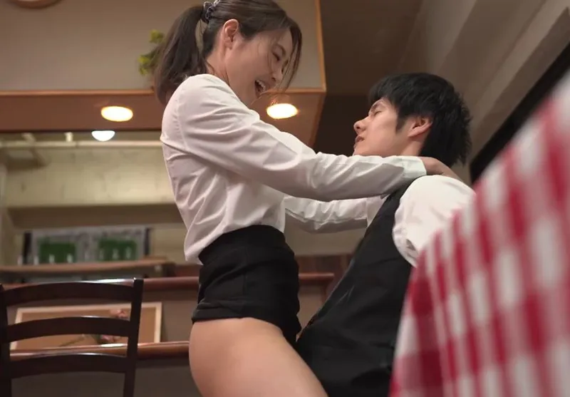 Cậu trai trẻ xoạc cô đồng nghiệp có anh xã nhưng gã chồng “yếu”